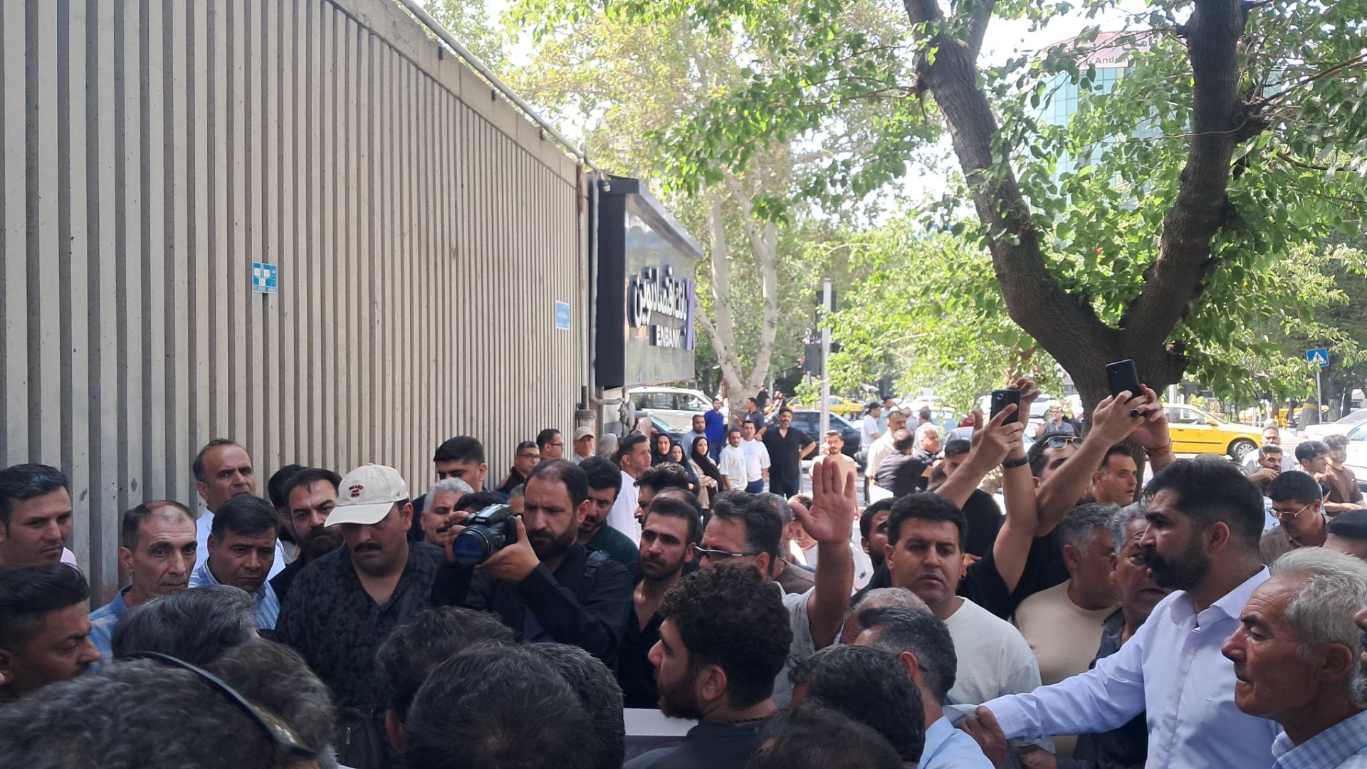 تجمع رانندگان مالباخته در مقابل مجتمع قضایی تهران