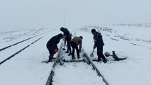 خدمت‌ رسانی شبانه‌ روزی کارکنان راه‌ آهن فارس در سرمای زمستان