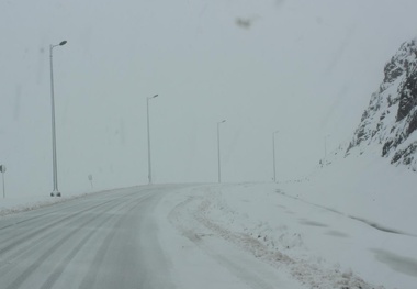 جاده سی سخت به پادنا همچنان مسدود است
