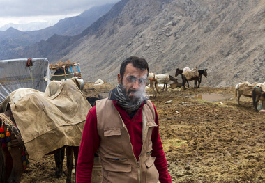 جدال مرگ و زندگی برای حمل کالا در کوهستان 