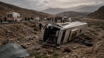 واژگونی اتوبوس کارگران معدن در محور کوهبنان–راور/ یک کارگر جانباخت