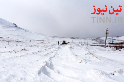 تلاش راهداران برای بازگشایی جاده‌ها در استان آذربایجان غربی