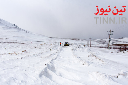 تلاش راهداران برای بازگشایی جاده‌ها در استان آذربایجان غربی