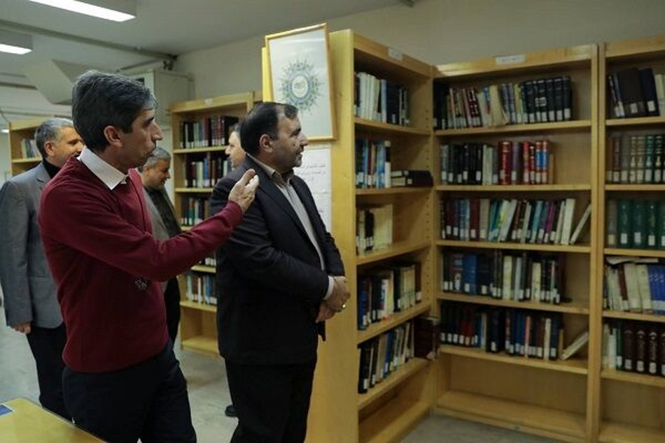 مدیر عامل هواپیمایی جمهوری اسلامی ایران از کتابخانه ۴۸ ساله "هما" بازدید کرد 