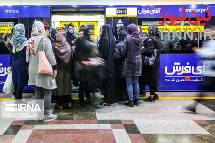 مترو تهران در یک روز برفی