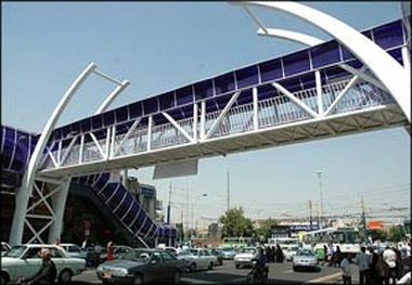 نصب پل عابر پیاده بلا استفاده در کمربندی میبد +فیلم