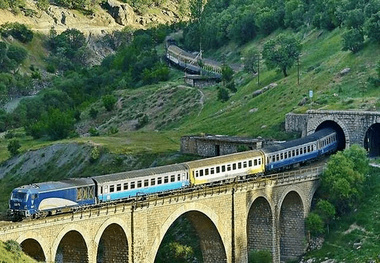 چرا سفر با قطار به حفظ محیط زیست کمک می‌کند؟
