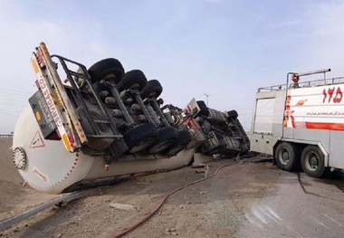 واژگونی یک نفت‌ کش در شهربابک/ انسداد جاده رفع می‌ شود