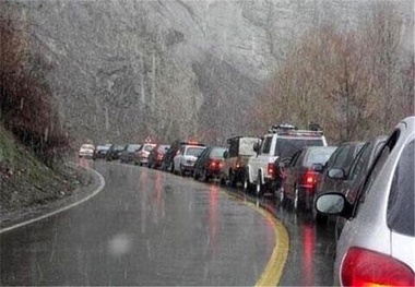 ترافیک سنگین در محور شهریار - تهران/بارش برف و باران در جاده چالوس