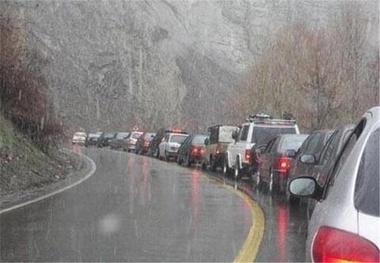 ترافیک سنگین در محور شهریار - تهران/بارش برف و باران در جاده چالوس