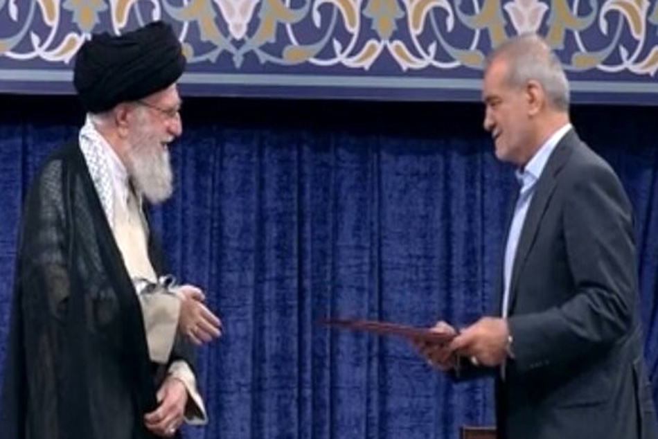 رهبر معظم انقلاب حکم ریاست جمهوری مسعود پزشکیان را اعطا کردند