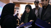 تجلیل وزیر راه و شهرسازی از فرزند شهید و همسر کارمند فقید راهداری در سفر به کردستان
