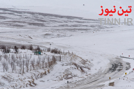 تلاش راهداران برای بازگشایی جاده‌ها در استان آذربایجان غربی