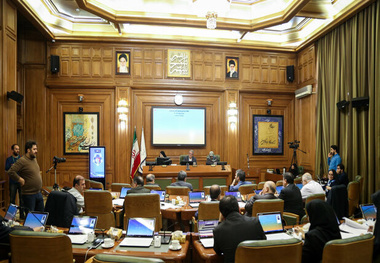 نظر موافقان و مخالفان کاهش سن مدیران شهری در صحن شورا 