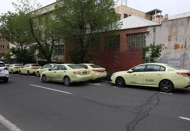 توهین به شخصیت رانندگان فرودگاه امام در صحنه ای از سریال میدان سرخ