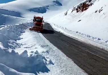 فیلم | بارش بیش از ۴۰ سانتی متر برف در محور سروآباد به پاوه