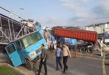 فیلم| سقوط پل عابر روی مینی‌بوس