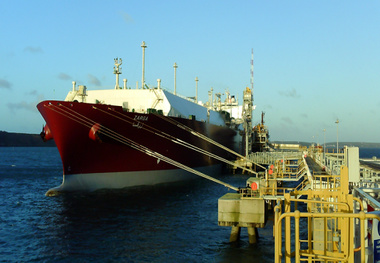 Failure of mooring line causes serious injury onboard