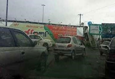 قطعات پل عابر پیاده رشت - انزلی از بستر خیابان جمع‌آوری شد