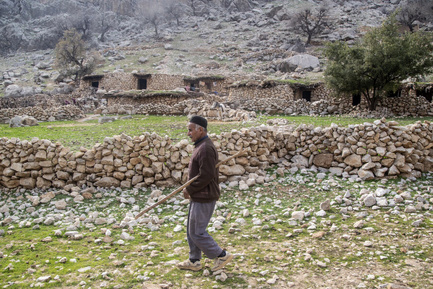 عبور سخت و خطرناک روستاییان پارده و اردود از رودخانه کارون