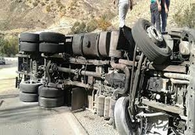 فیلم| راننده کامیون هنگام تخلیه بار، چپ کرد