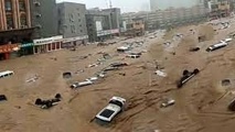 قایق نجات برای نجات سیل زدگان گرفتار در تونل مترو چین