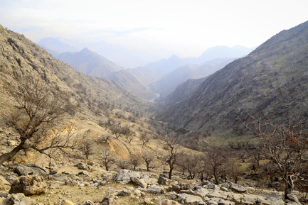 عبور سخت و خطرناک روستاییان پارده و اردود از رودخانه کارون