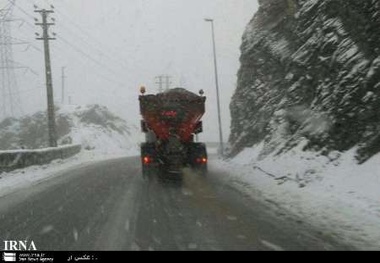 بارش برف در جاده چالوس و طالقان سبب کندی حرکت خودروها شده است