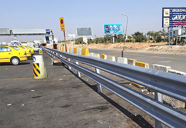 نصب گاردیل در عوارضی زنجان-قزوین برای حذف دست‌فروش‌ها