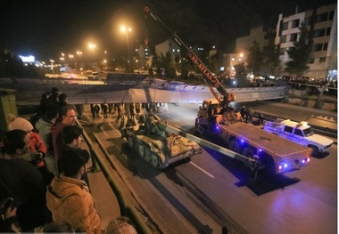 جان باختن راننده کامیون بر اثر سقوط پل هوایی در اصفهان 