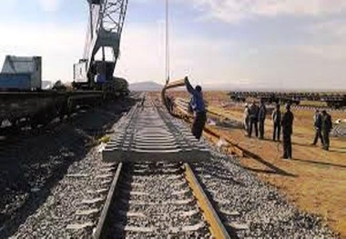 خروج یک واگن قطار باری از مسیر راه آهن 