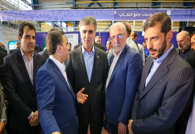 بازدید رئیس کل بانک مرکزی از آخرین دستاوردهای هلدینگ دکا