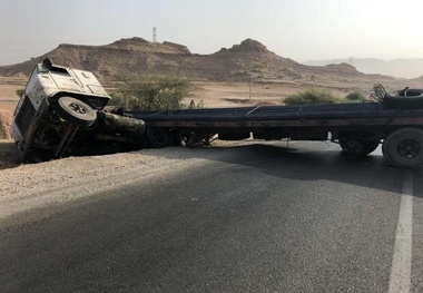 ۲ نفر به علت واژگونی یک دستگاه تریلر کشته و زخمی شدند