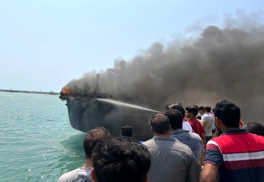 چهار فروند لنج صیادی در بندرگاه سیریک طعمه حریق شد