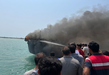 چهار فروند لنج صیادی در بندرگاه سیریک طعمه حریق شد