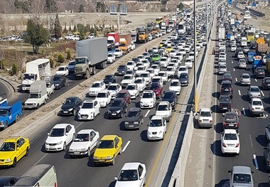 ترافیک سنگین در آزادراه ساوه- تهران / محورهای شمالی فاقد هرگونه مداخلات جوی هستند 