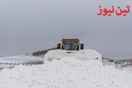 تلاش راهداران برای بازگشایی جاده‌ها در استان آذربایجان غربی