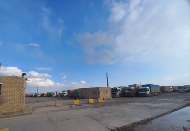 بی‌ نظمی در پارکینگ مرز ماهیرود؛ اعتراض رانندگان کامیون به پرداخت نشدن حق خواب و رانت در تخلیه بار