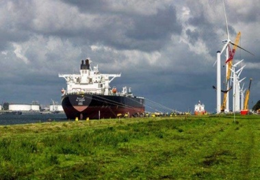Asia Tankers-Firmer MidEast, WAfrica sentiment supports VLCC rates