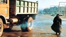 پای لنگ برخورد با کامیون‌های دودزا در روزهای آلوده 