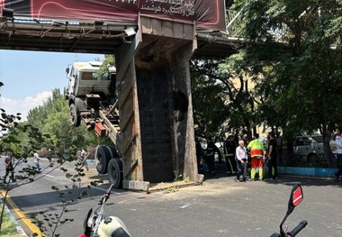 فیلم | برخورد کمپرسی به پل عابر پیاده در تبریز