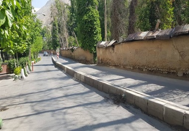 لبه‌های دیوارهای خیابان شهید احمدپور درکه؛ تهدیدی برای عابران پیاده
