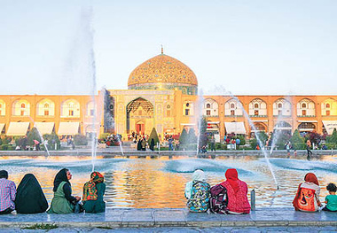 
توریست‌های غربی در میدان مغناطیسی ایران
