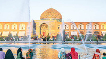 
توریست‌های غربی در میدان مغناطیسی ایران
