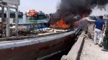 شناور باری در بندر محمدعامری بوشهر آتش گرفت