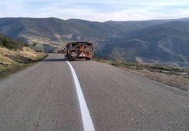 خط‌کشی و نصب علائم در ۶۰ درصد از محورهای کردستان به منظور سهولت در تردد مسافران تابستانی