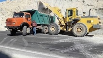 آغاز عملیات مرمت آسفالت محور سعادت شهر به صفاشهر و روشنایی تونل سعادت شهر
