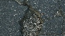 خرابی زودرس آسفالت ناشی از مصرف قیر نامرغوب در پروژه ها است