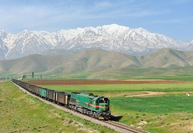 میزان جابجایی بار از خطوط ریلی منطقه آذربایجان ۴۲ درصد افزایش یافت