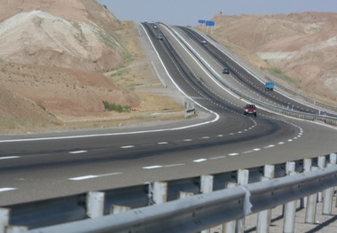 رانندگان وزش بادشدیددرجاده هارا جدی بگیرند/احتمال واژگونی خودرو

